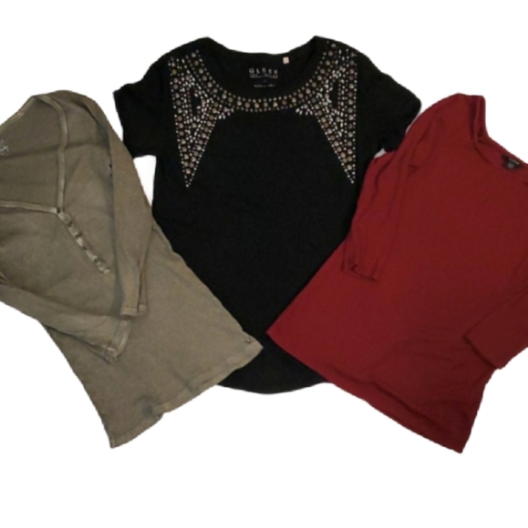Guess Tops - Bundle of 3 Guess tshirts size xsmall